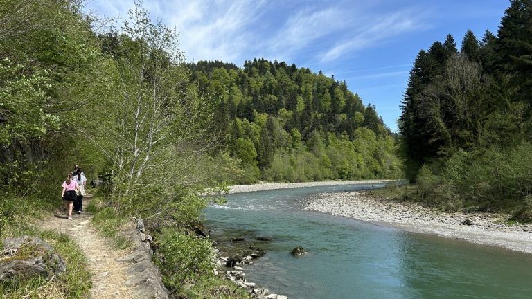 Unterwegs auf der alten Trasse des Wälderbähnles entlang der Bregenzerach – Redakteurin Marion Huber hat die Strecke mit ihrer Familie selbst getestet.VorarlberG Tourismus, Alpenregion Bludenz Tourismus, Montafon Tourismus, Gemeinde krumbach, Bregenz Vorarlberg Tourismus, privat
