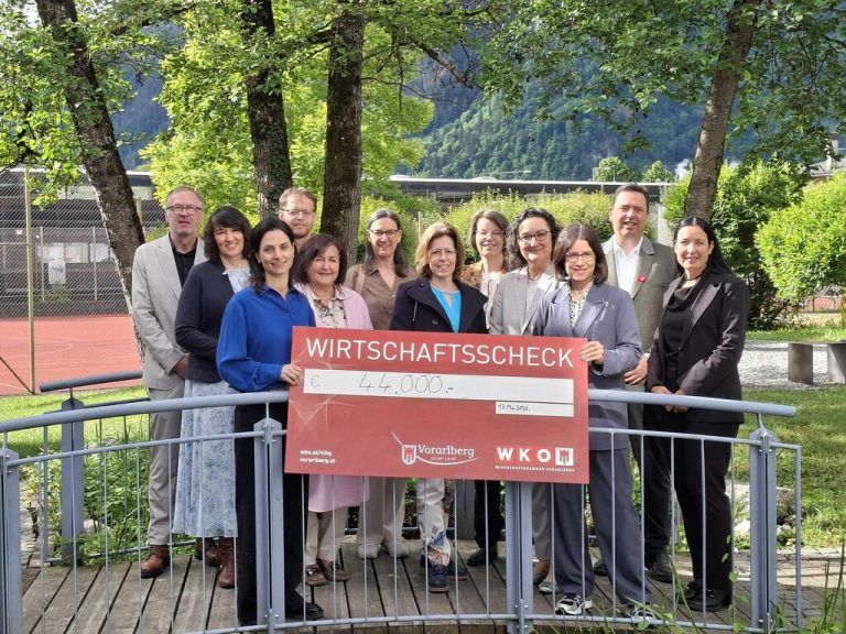 Vertreter der unterstützten Schulen nahmen die Förderungen bei der symbolischen Scheckübergabe entgegen.⇒wkv
