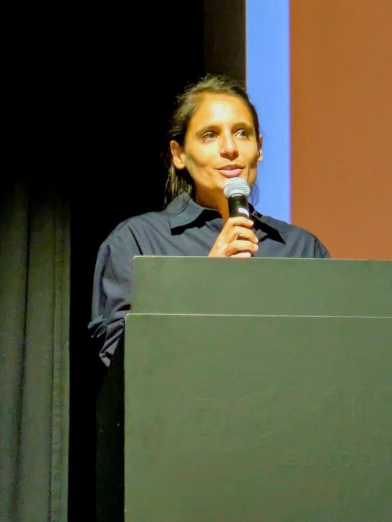 Victoria Kumar auf der Bühne in Bludenz.⇒Bundschuh