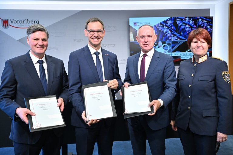V.l.: Landesrat Allgäuer, Landeshauptmann Wallner und Innenminis­ter Karner unterzeichneten die Sicherheitsvereinbarung. LandespolizeidirektorinBachmann erklärte, was die Polizei vorhat. ⇒VLK