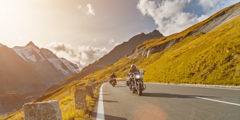 Von Vorarlberg aus sind diese acht Alpenpässe in wenigen Stunden erreichbar und eignen sich für eine Tagestour mit dem Motorrad.SHutterstock (6), Huber (2)