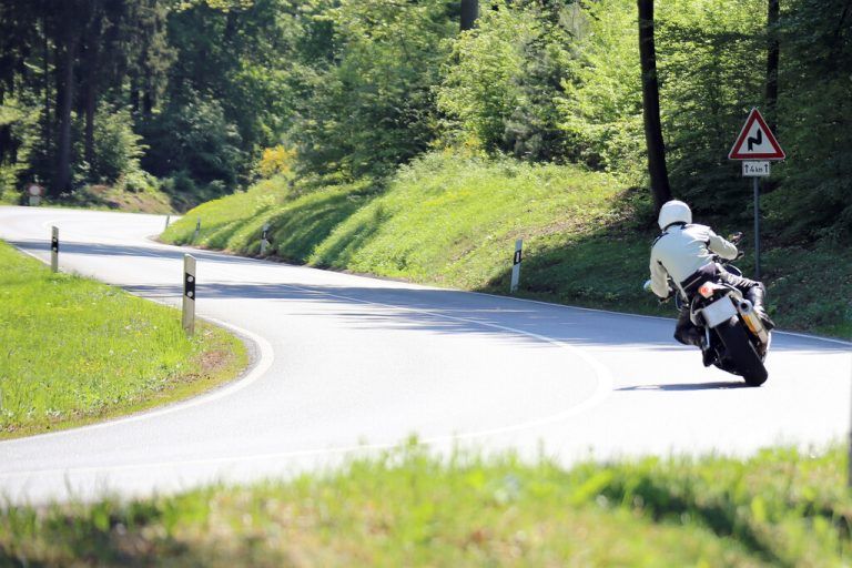 Wer mit Fahrfehlern anderer Verkehrsteilnehmer rechnet, ist im Vorteil. Früh erkennen, was passieren könnte, und entsprechend reagieren, das verschafft Zeit und Handlungsspielraum.