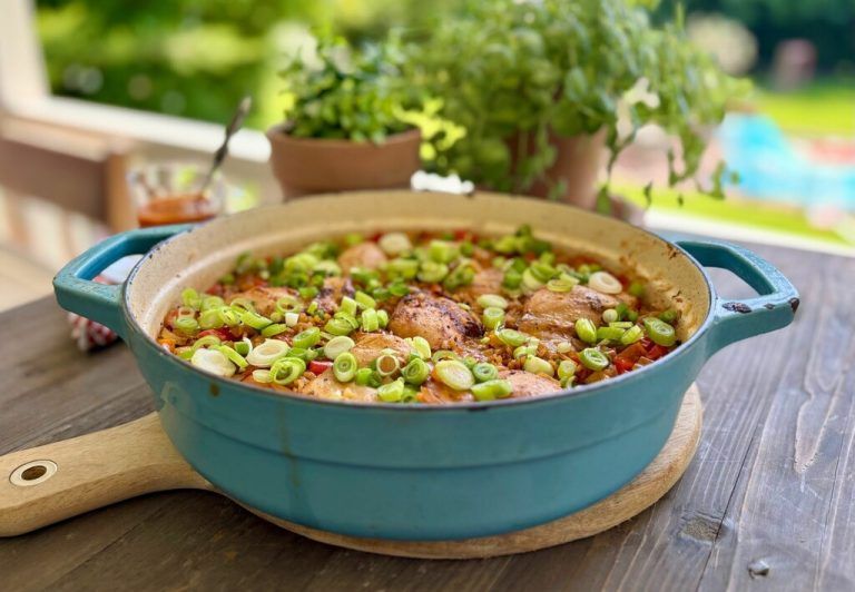 Würzig und saftig: Das Piri Piri Hühnchen mit Reis kommt aus nur einem Topf und bringt ordentlich Geschmack auf den Tisch! ⇒Ulrike Hagen