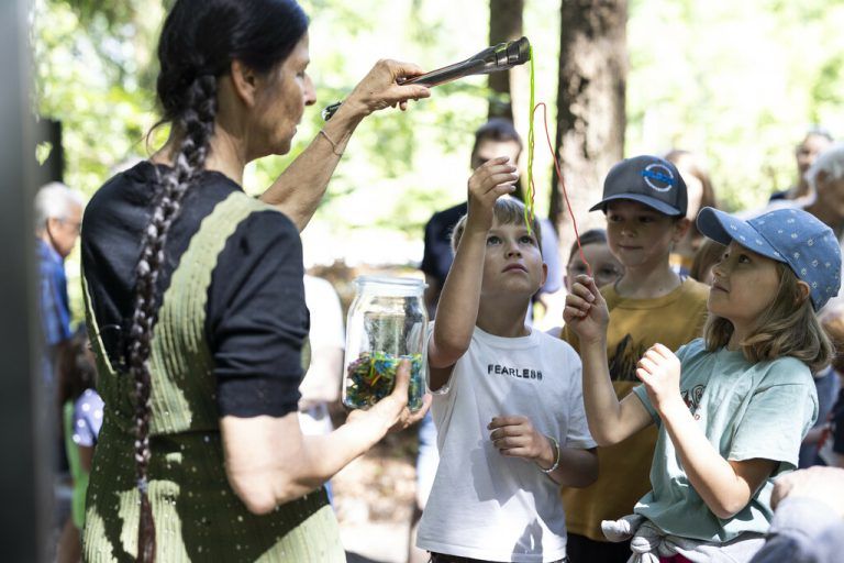 Zahlreiche große und kleine Besucher tauchten mit Katharina Ritter in ihre Geschichten ein.Felder-Fontain (2)
