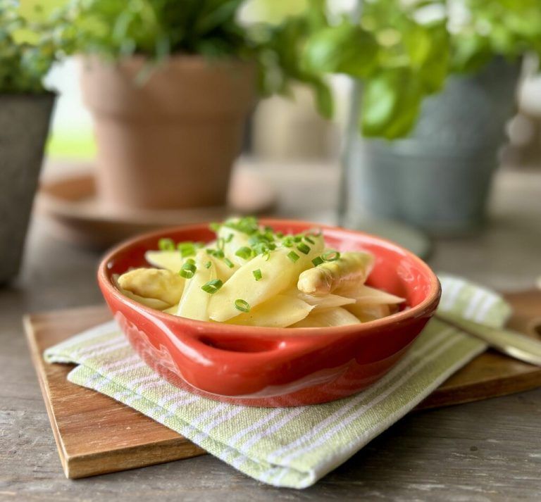 Zart geschmorter weißer Spargel in cremiger Oberssauce – eine klassische Frühlingsbeilage, die jedes Gericht veredelt. ⇒Ulrike Hagen