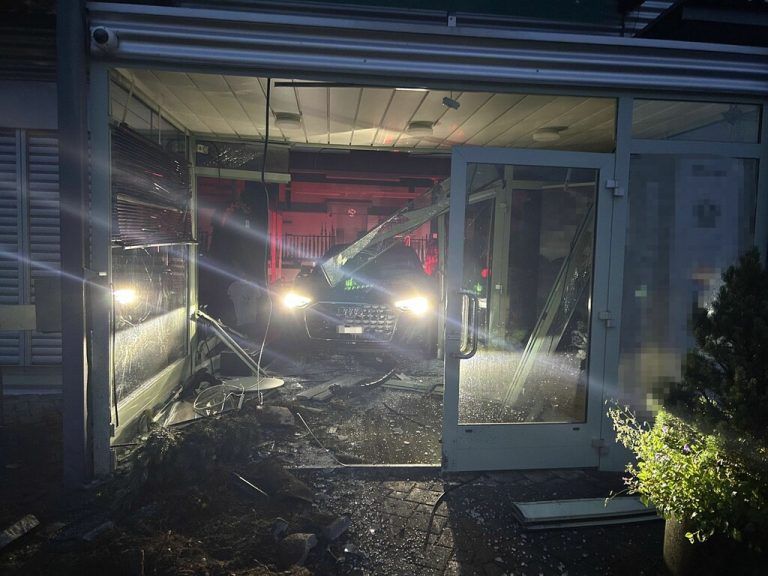 Bereits im Juli 2025 nutzten die Täter ein Auto als Rammbock, um in ein Waffengeschäft einzubrechen.⇒Kantonspolizei St. Gallen
