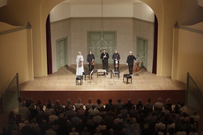 Das Hagen Quartett – mit Veronika Hagen und Rainer Schmidt zur Linken des deutschen Klarinettisten Jörg Widmann (Mitte) sowie Lukas Hagen und Clemens Hagen. ⇒Schubertiade