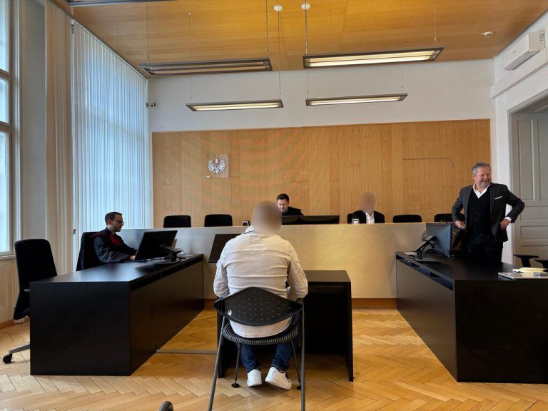 Der Angeklagte bekennt sich nicht schuldig.⇒Frick