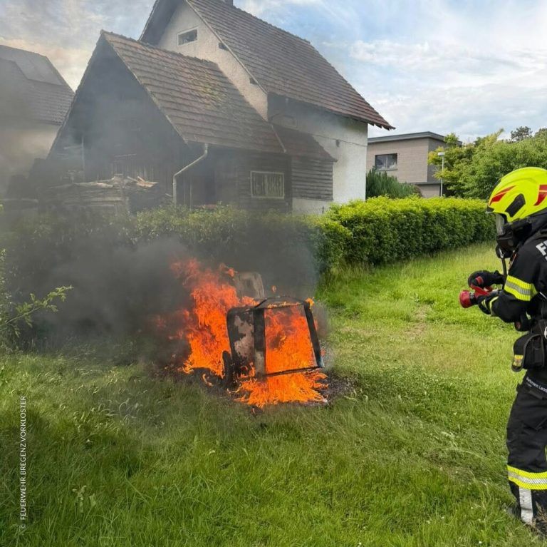Der Aufsitzrasenmäher stand beim Eintreffen der Einsatzkräfte bereits in Vollbrand.⇒Facebook/Feuerwehr Vorkloster