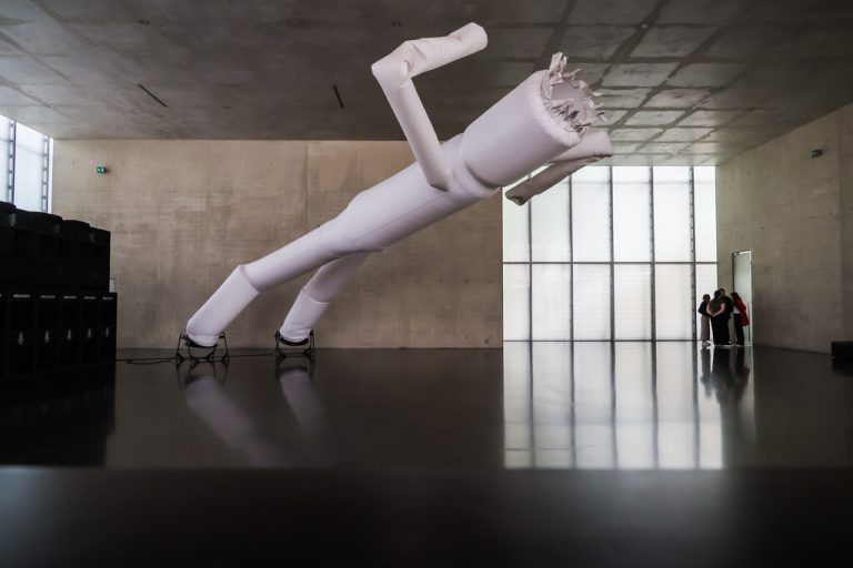 Die luftige Skulptur „Visitant“ windet sich rhythmisch durch das Erdgeschoss. ⇒steurer