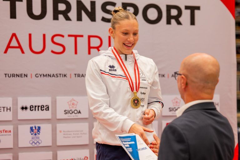 Die riesige Freude bei Leni Bohle über ihren ersten Staatsmeis­tertitel war ihr deutlich anzusehen. ⇒turnsport ⇒Austria
