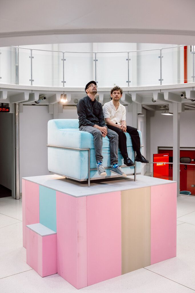 Die Skulptur von Mathias Garnitschnig (l.) wurde mit einer Performance des Schauspielers Luzian Hirzel enthüllt.⇒mathis