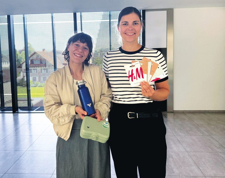Elisabeth Gruber, Leiterin der ifs FrauennotWohnung, und Lara Theo­bald von der Volksbank Vorarlberg bei der Übergabe der gesammelten Sachspenden.volksbank vorarlberg