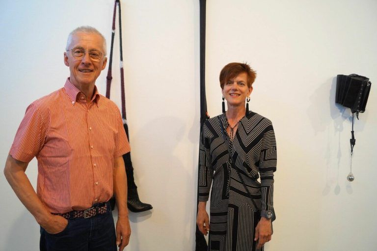 Galerist Erhart Witzel und Objekt- und Installationskünstlerin Uta Belina Waeger. Ritter (7)