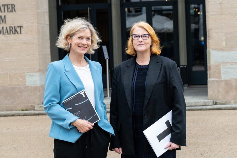 KuGes-Geschäftsführerin Monika Wagner (l.) und die freigestellte Landestheater-Intendantin Stephanie Gräve. ⇒Serra