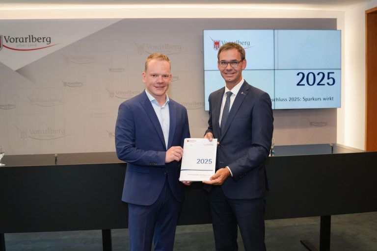 Markus Wallner und Christof Bitschi sehen die Einsparungen als Bestätigung für den derzeit eingeschlagenen Kurs. ⇒⇒Stiplovsek