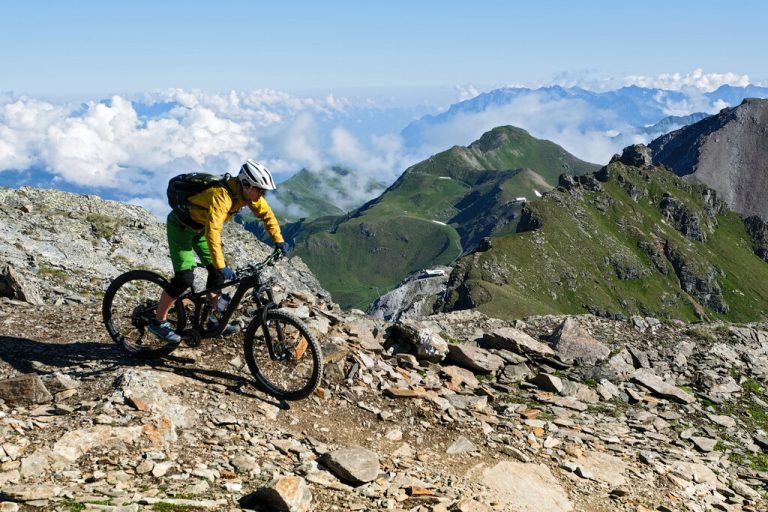 Mit dem Boom von Mountainbikes und E-Mountainbikes zieht es immer mehr Menschen in die Berge und auf die Trails.⇒shutterstock, Amann (2)