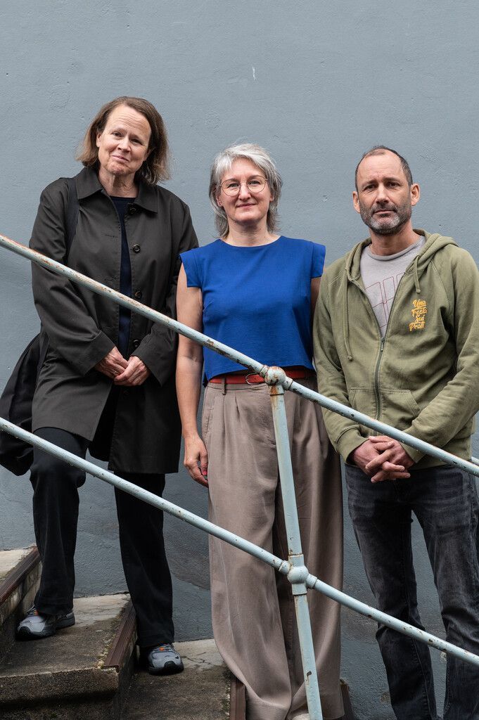 Sabine Benzer (l.) vom Theater am Saumarkt mit IG-Kultur-Geschäftsführerin Mirjam Steinbock und Herwig Bauer (Poolbar Festival).⇒Serra