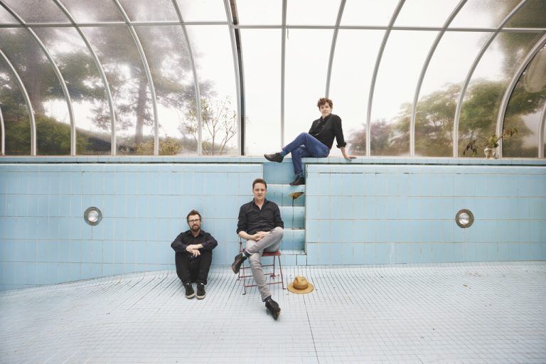 Schlagzeuger Martin Grabher (l.) mit Namensgeber und Frontmann Philipp Lingg und Violinist Christoph Mateka.Lamprecht
