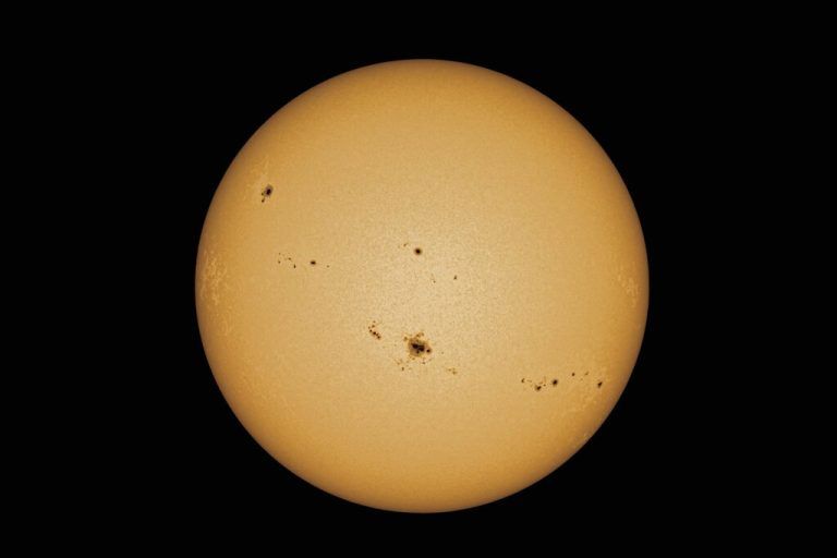 Sonnenflecken sind Regionen starker Magnetfelder auf der Sonnenoberfläche. ⇒Shutterstock