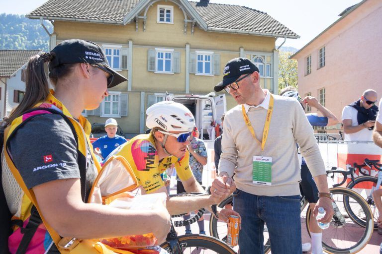Team-Vorarlberg-Macher Thomas Kofler beim GP Vorarlberg mit seinem Fahrer Dominik Röber.