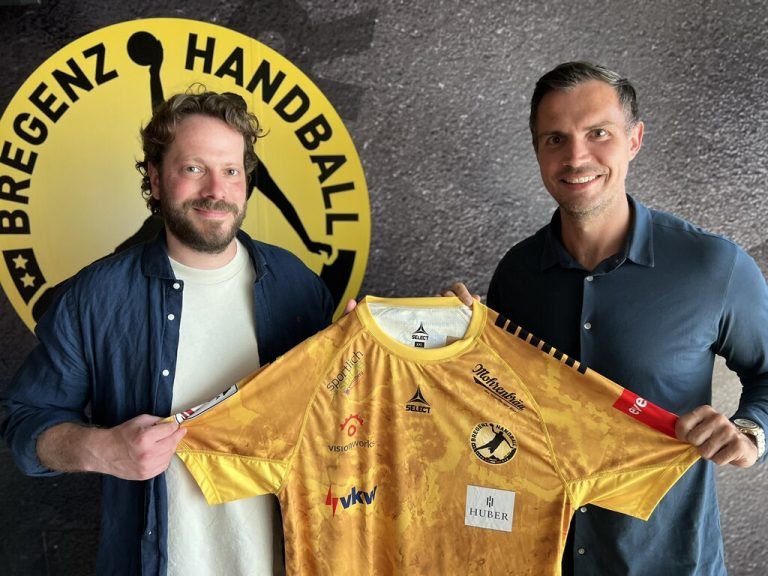 Vertrag unterzeichnet: Der neue Cheftrainer von Bregenz Handball, Julian Rauch (l.), mit Sportvorstand Florian Wassel (r.).⇒Verein