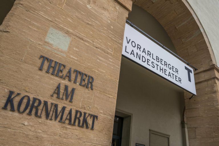 Während den Umbauarbeiten gastiert das Landestheater in zahlreichen anderen Spielstätten des Landes. ⇒Stiplovsek