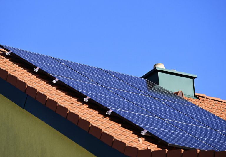 Wer Solarstrom ins Netz einspeist, muss sich künftig auf stärkere Schwankungen bei der Vergütung einstellen.⇒APA