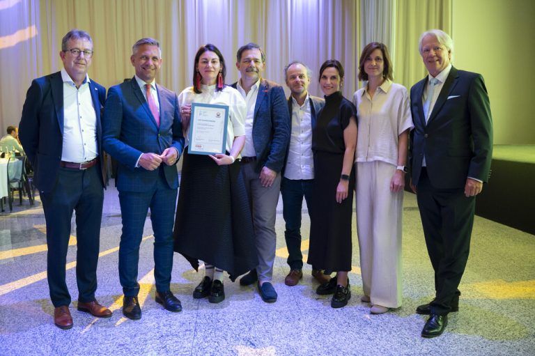 Wolfgang Frick, Wirtschaftsminister Wolfgang Hattmannsdorfer, Bettina Steindl, Karlheinz Kindler, Herwig Bischof, Kathrin Mair, Ulrike Kraler und Willy Lehmann bei der Staatspreis-Marketing-Gala 2026 in Wien.⇒Folie